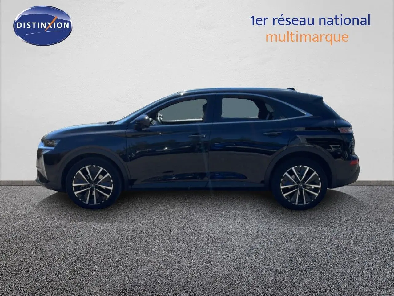Vue de profil côté gauche d’un DS7 2024 noir métal avec jantes bi-ton distinctives sur fond neutre.