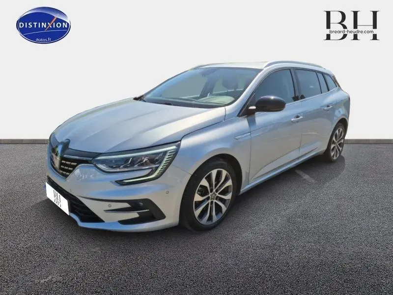 Renault Mégane Break gris Titanium vue 3/4 avant droit, avec jantes alliage et phares LED distinctifs.