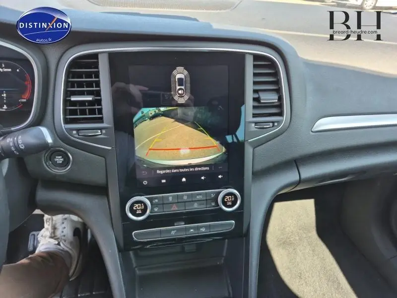 Intérieur de la Renault Mégane Break 2024, tableau de bord avec écran tactile affichant la caméra de recul.