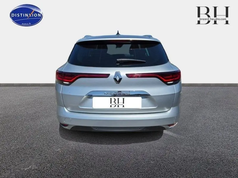 Vue arrière d'une Renault Mégane Break 2024 gris Titanium avec feux arrière LED étirés et lunette arrière dégivrante.