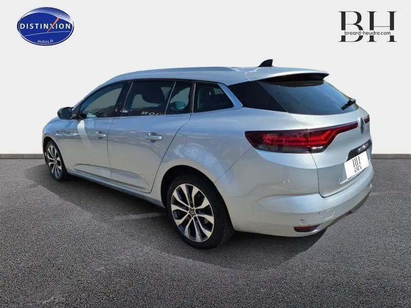 Renault Mégane Break gris titanium vue 3/4 arrière droit, jantes alu et feux arrière LED distinctifs.