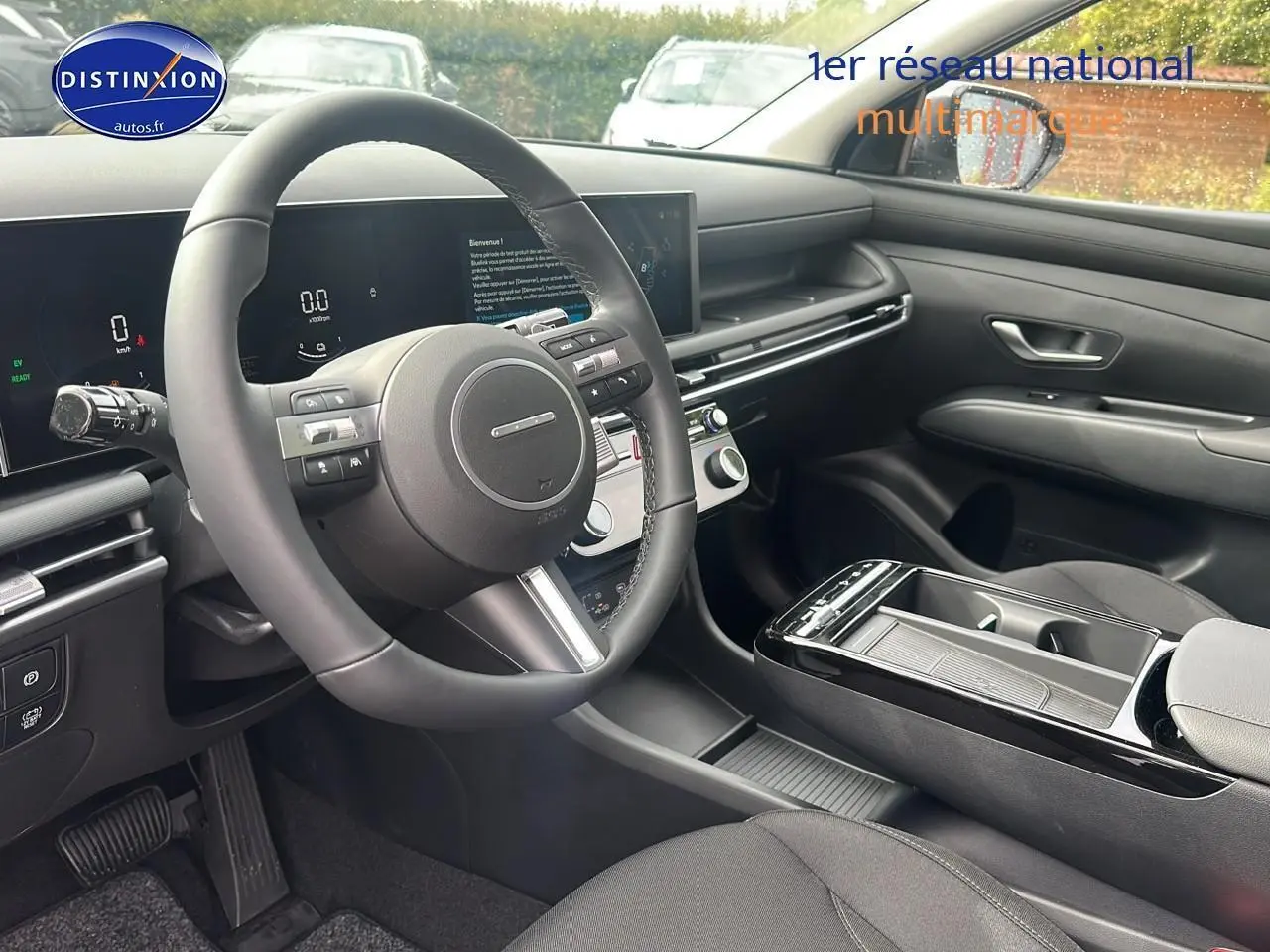 Intérieur du Hyundai Tucson 2025 vu côté conducteur, tableau de bord moderne avec écran tactile et volant cuir noir.