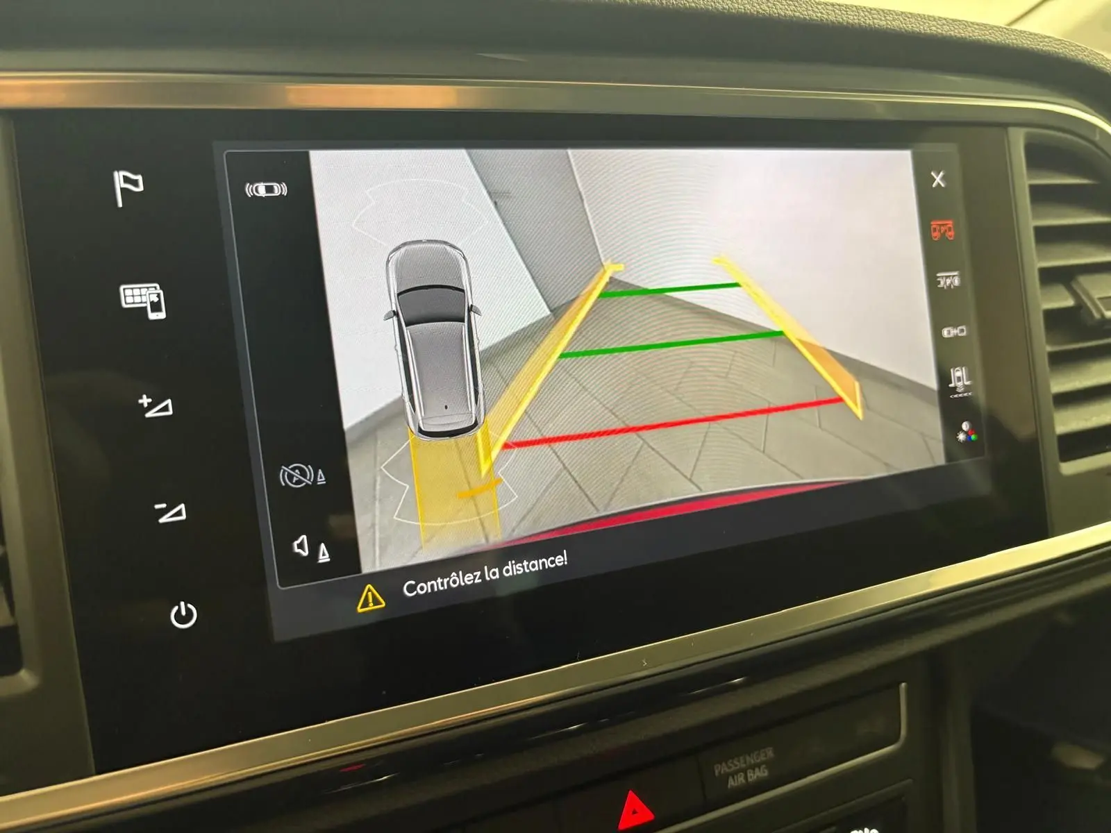 Écran de caméra de recul du SEAT Ateca Rouge Velvet montrant les lignes de guidage colorées en intérieur.