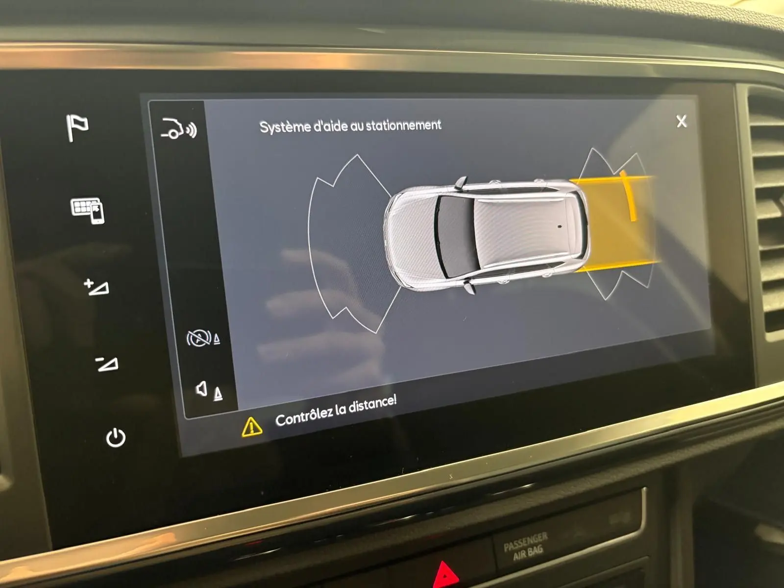 Vue de l'écran tactile du système d'aide au stationnement du SEAT Ateca 2024, affichant les capteurs arrière actifs.