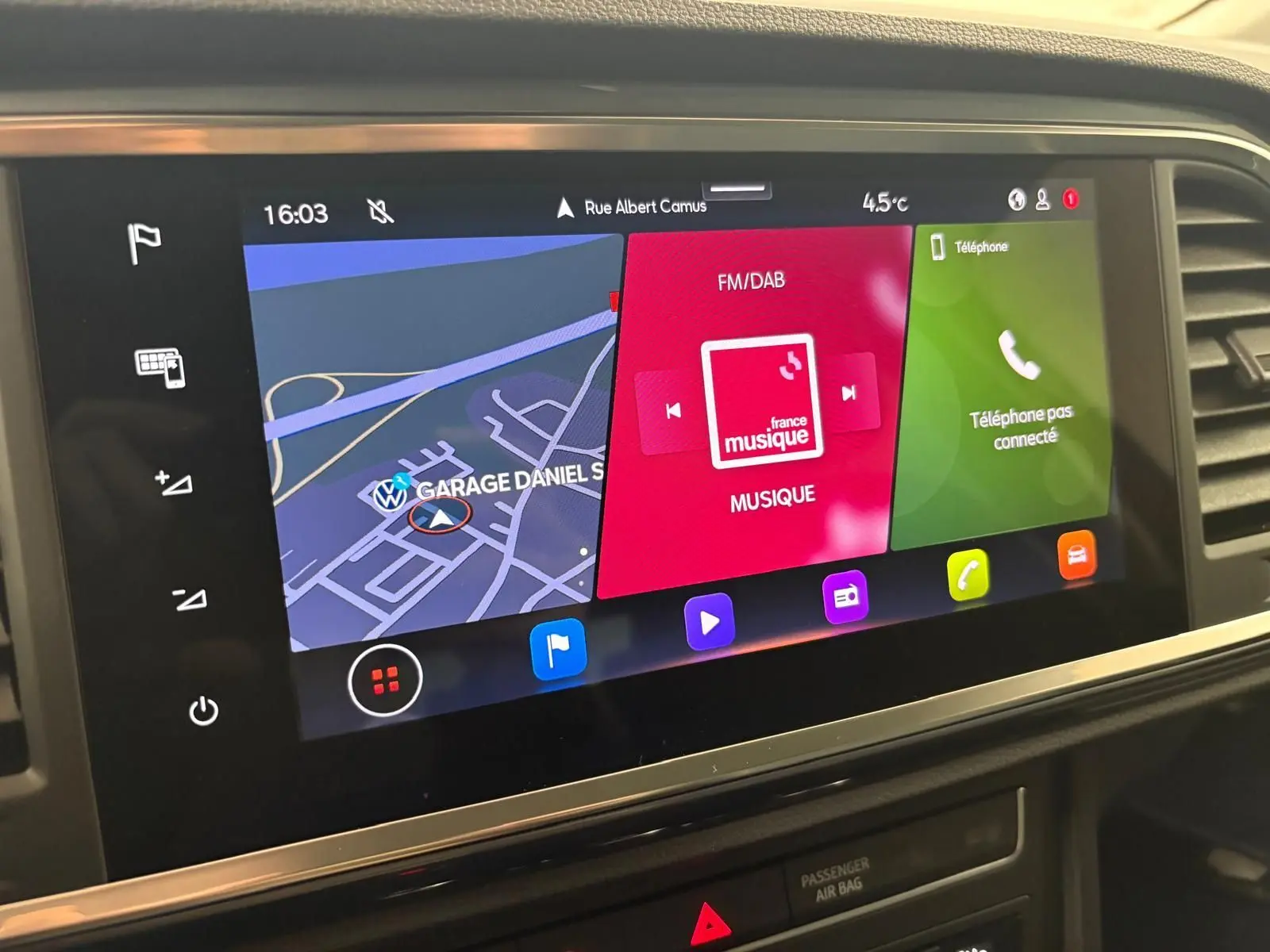Écran tactile central du tableau de bord du SEAT Ateca 2024 affichant navigation, radio et téléphone.