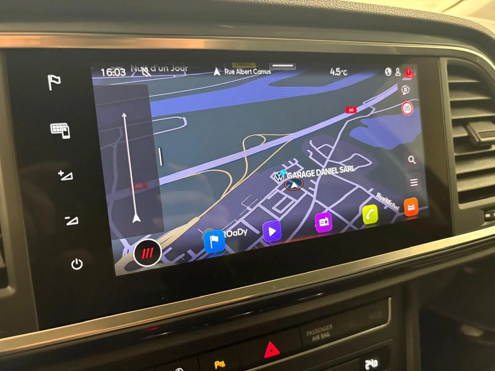 Écran tactile intérieur montrant la navigation GPS du SEAT Ateca 2024, vue frontale du tableau de bord.