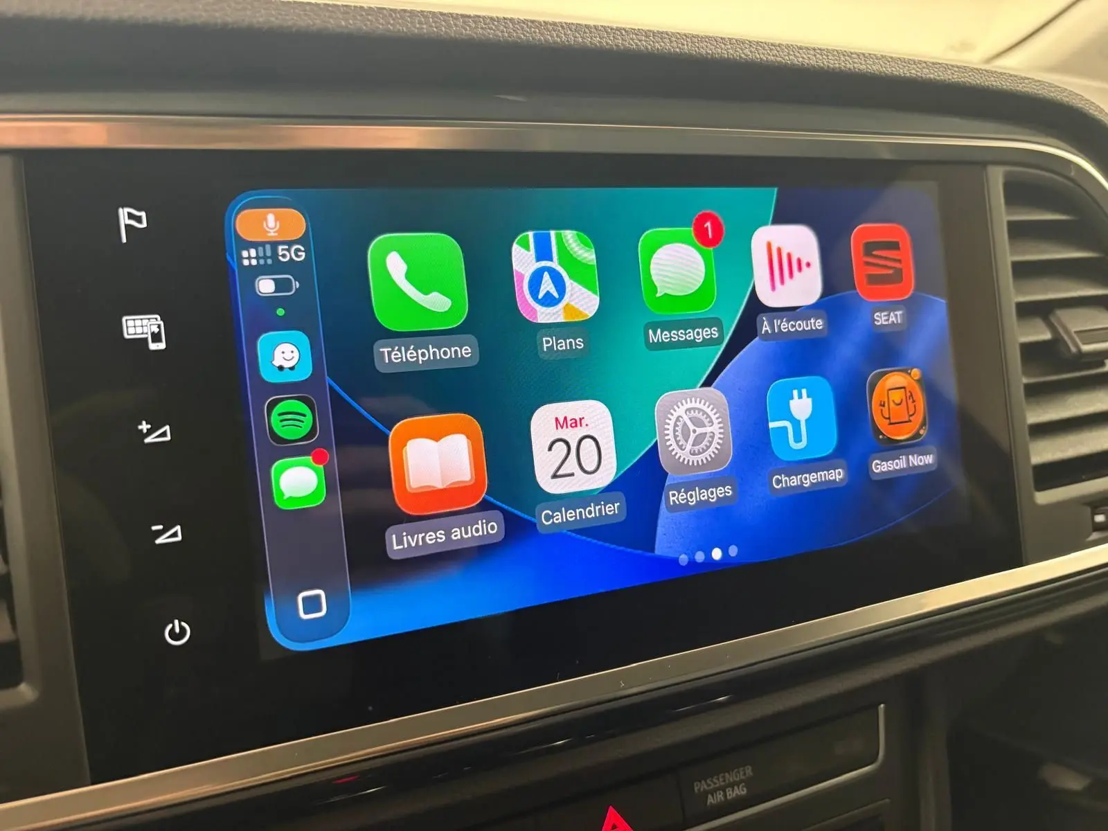 Écran tactile central affichant les applications connectées dans un SEAT Ateca Rouge Velvet, vue intérieure rapprochée.