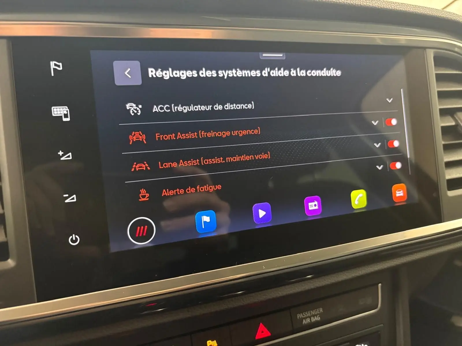 Écran tactile du système d’aide à la conduite du SEAT Ateca 2024 affichant les réglages d’assistance active.