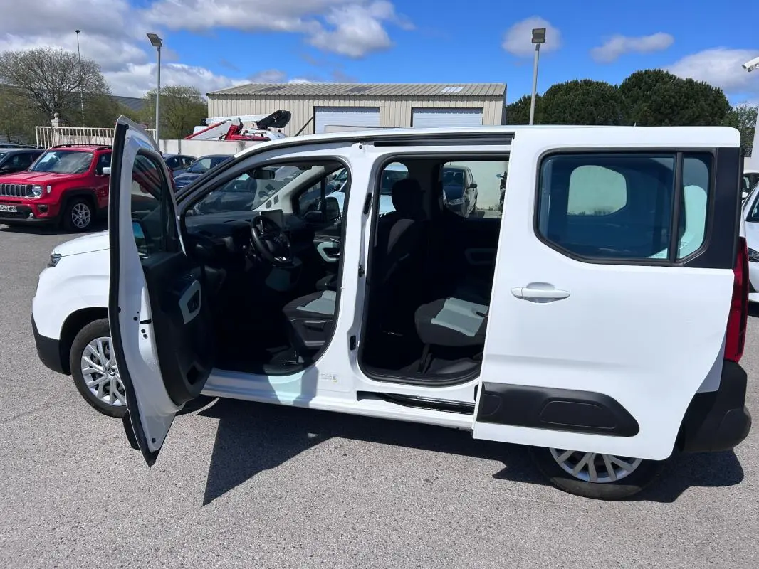 Vue latérale droite d'un Citroën Berlingo blanc 2020 avec portes avant et coulissante ouvertes, intérieur visible.