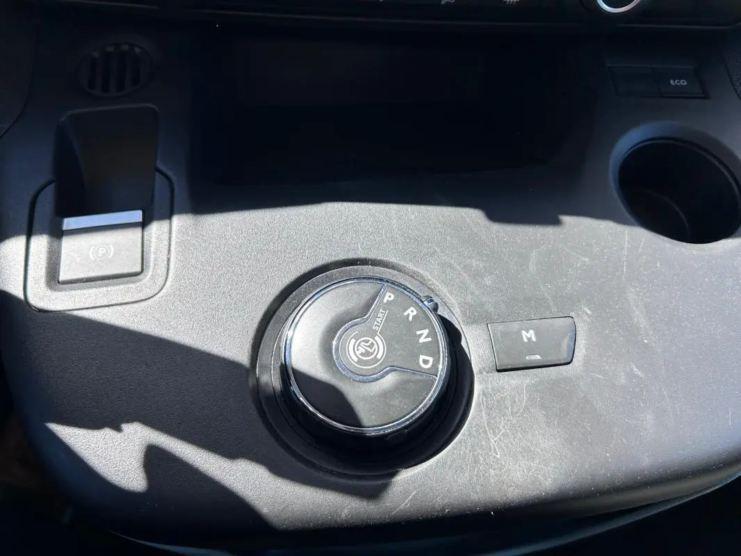 Gros plan sur la molette de sélection de la boîte automatique du Citroën Berlingo blanc, version 2020.