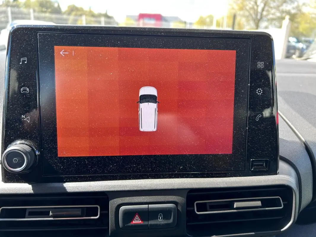 Écran tactile central affichant une vue top-down du véhicule blanc Citroën Berlingo 2020, intérieur noir.