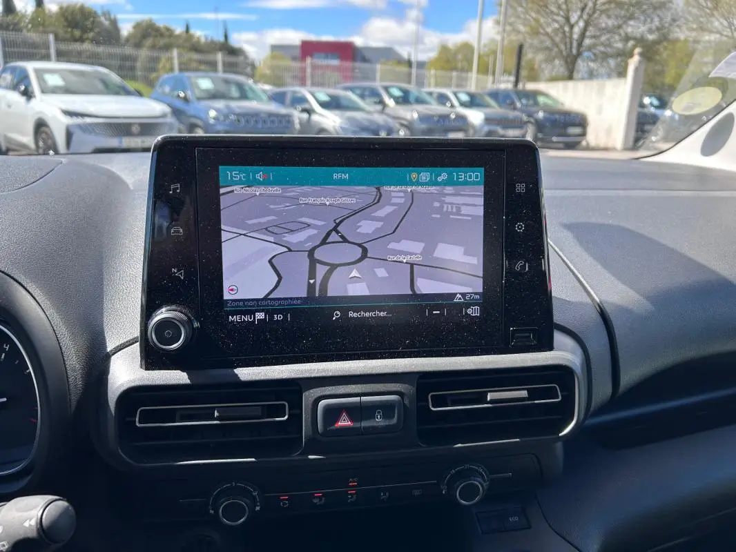 Vue rapprochée de l’écran tactile central avec navigation GPS du tableau de bord du Citroën Berlingo blanc 2020.