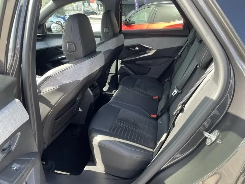 Vue intérieure côté droit sur les sièges arrière en cuir noir et tissu gris du Peugeot 3008 Nouveau gris foncé 2024.