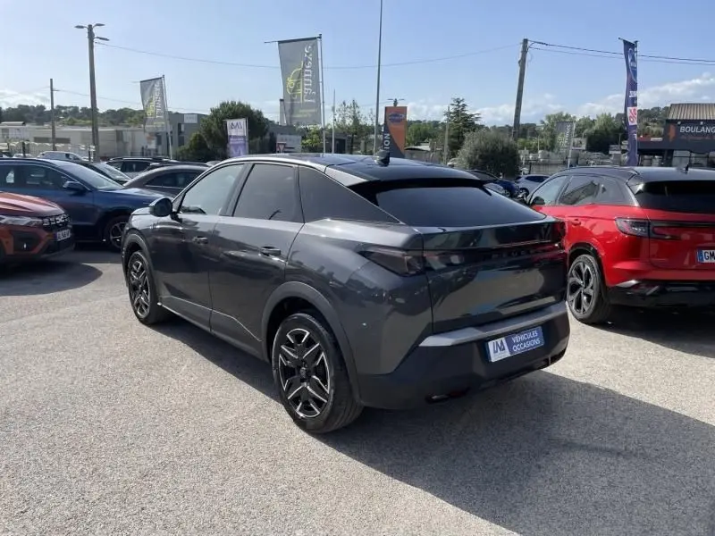 Peugeot 3008 Nouveau gris foncé en 3/4 arrière droit, soulignant ses feux arrière fins et ses jantes noires distinctives.