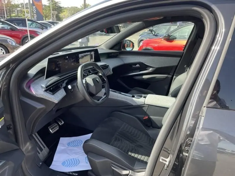 Intérieur du Peugeot 3008 Nouveau gris foncé vu côté conducteur, avec tableau de bord numérique et volant compact.