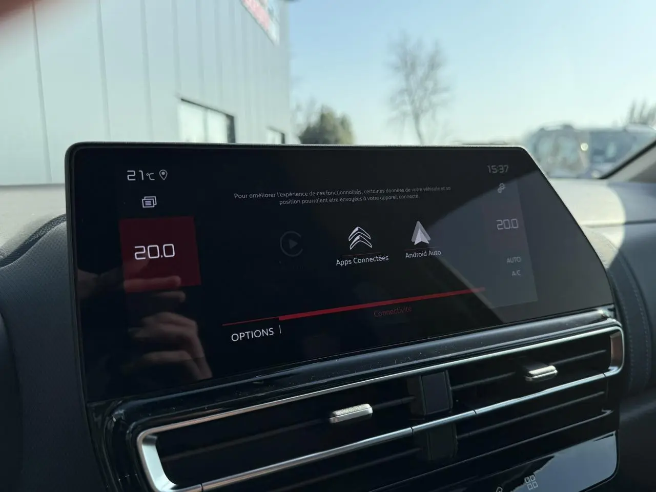 Écran tactile central avec interface connectée et commandes de climatisation dans un Citroën C5 Aircross noir Perla.