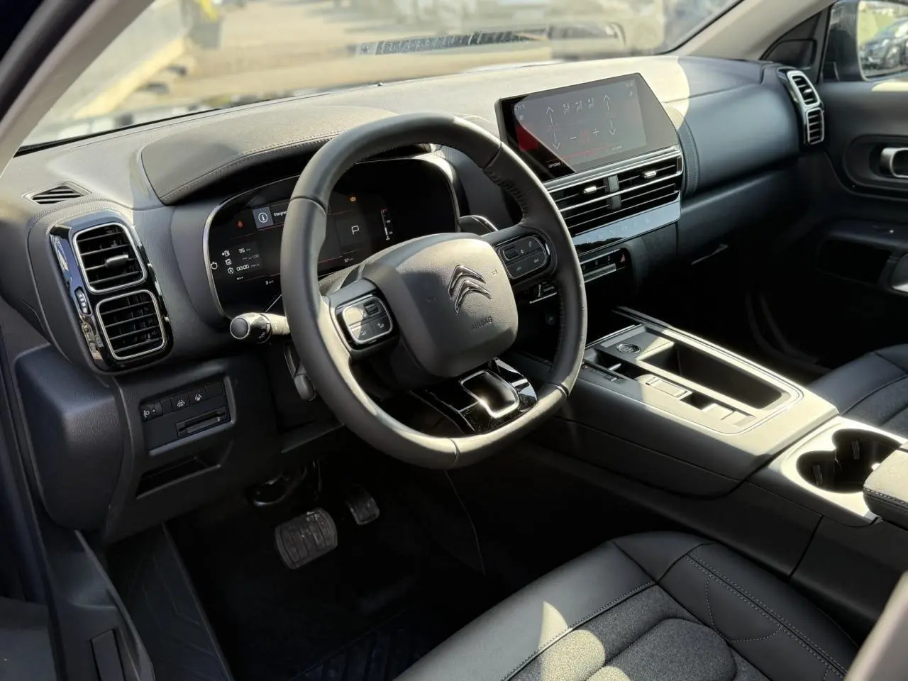 Vue intérieure côté conducteur du Citroën C5 Aircross 2025 noir Perla, avec tableau de bord numérique et écran tactile central.