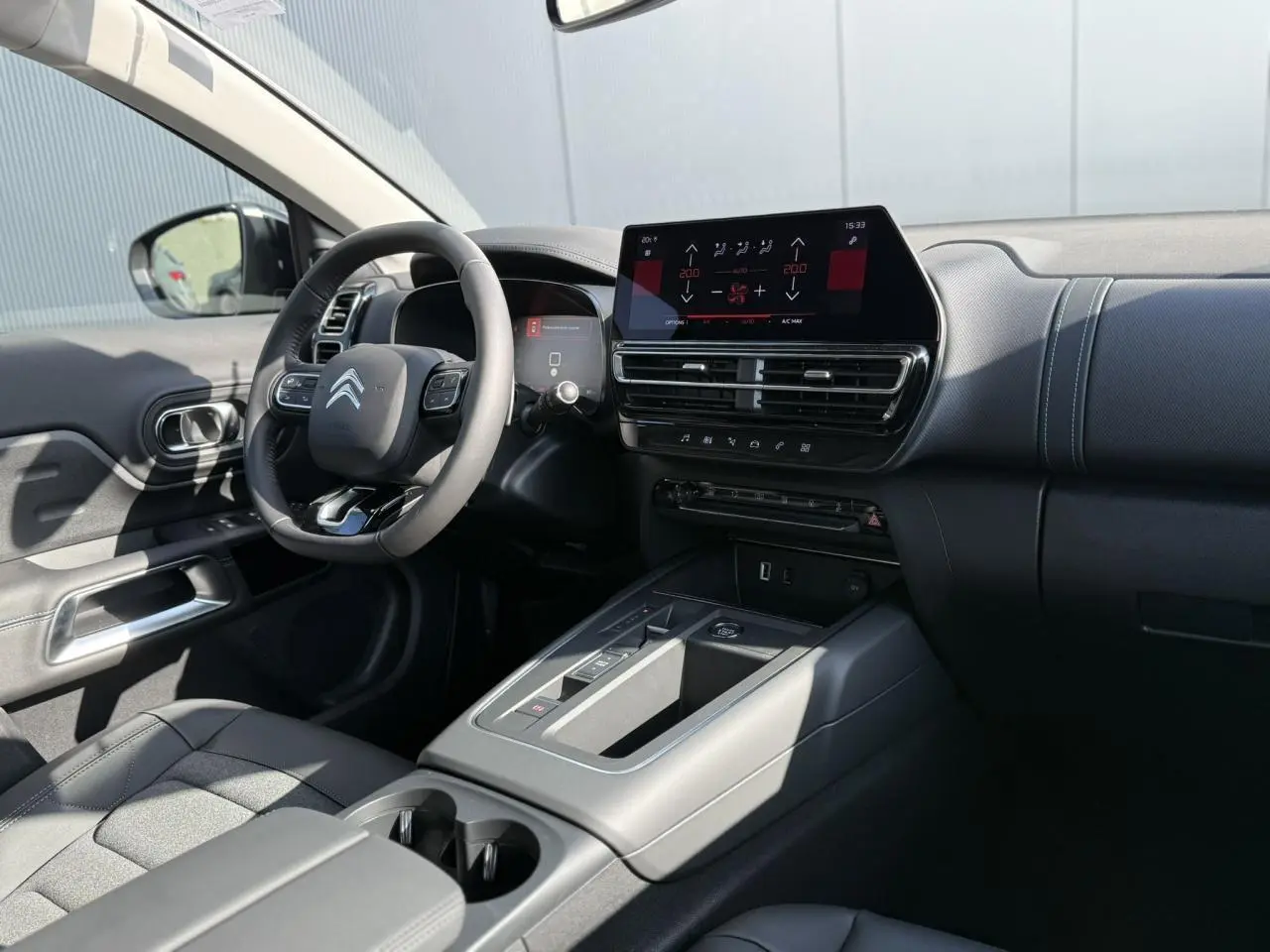Vue intérieure côté conducteur du Citroën C5 Aircross 2025 noir Perla, avec tableau de bord numérique et écran tactile central.