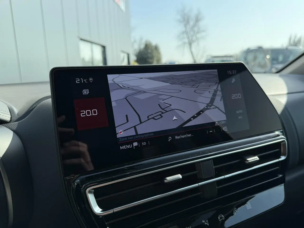 Écran tactile central avec navigation et commandes climatisation dans l’habitacle du Citroën C5 Aircross 2025.