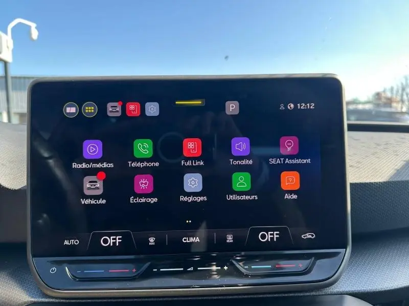 Écran tactile central du tableau de bord d'une SEAT LEON ST 2025, affichant le menu principal avec icônes colorées.