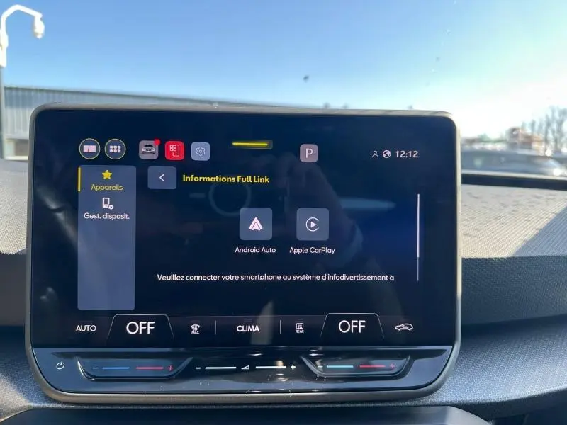 Écran tactile central du tableau de bord du SEAT LEON ST 2025 affichant les options Android Auto et Apple CarPlay.