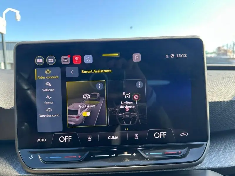 Écran tactile intérieur du SEAT LEON ST 2025 affichant les assistants de conduite, avec tableau de bord en arrière-plan.
