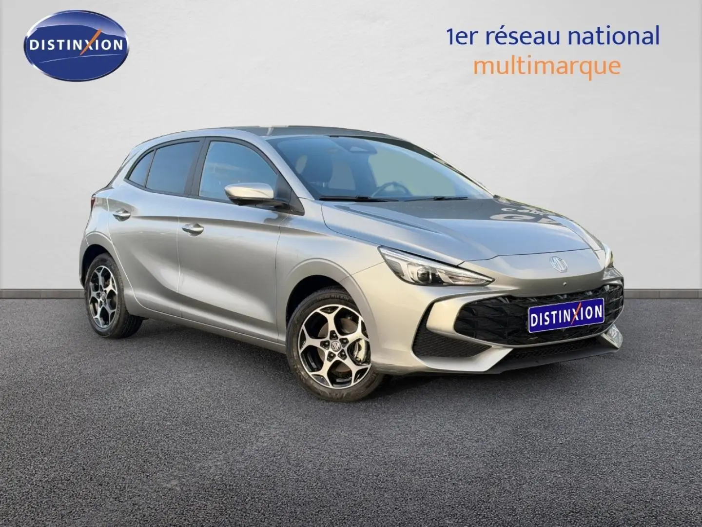 MG3 1.5 Hybrid+ 195ch Luxury en Cosmic Silver, vue 3/4 avant mettant en valeur ses jantes alu et son design moderne.