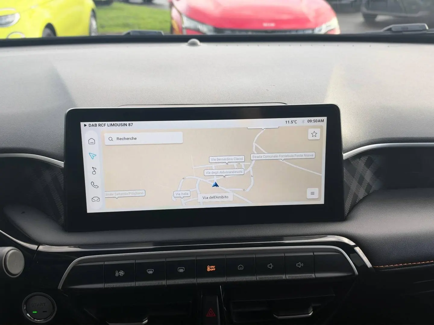 Vue intérieure centrée sur l'écran tactile GPS du tableau de bord du MG3 1.5 Hybrid+ 195ch Luxury 2025.