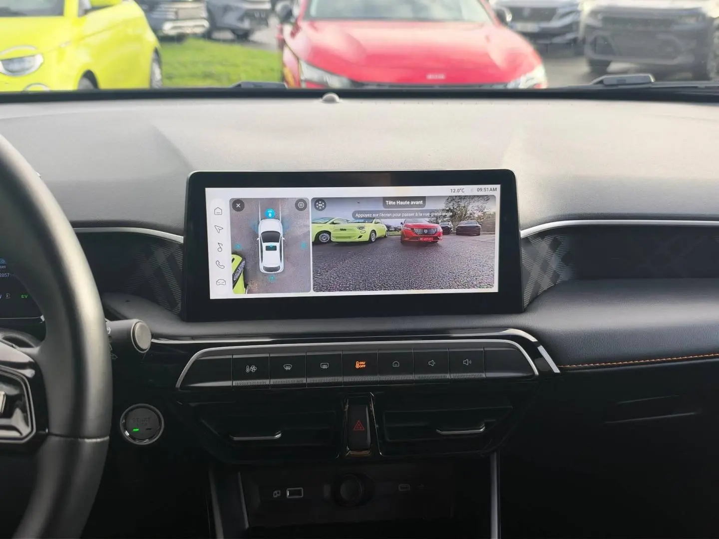 Vue intérieure du tableau de bord du MG3 2025 avec écran tactile affichant la caméra panoramique et volant multifonction noir.
