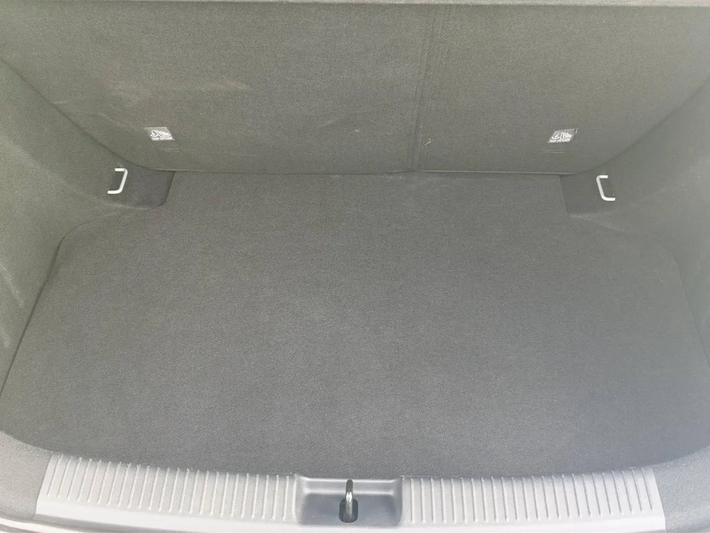 Coffre spacieux et vide du MG3 1.5 Hybrid+ 195ch Luxury 2025, vue intérieure arrière avec revêtement noir.