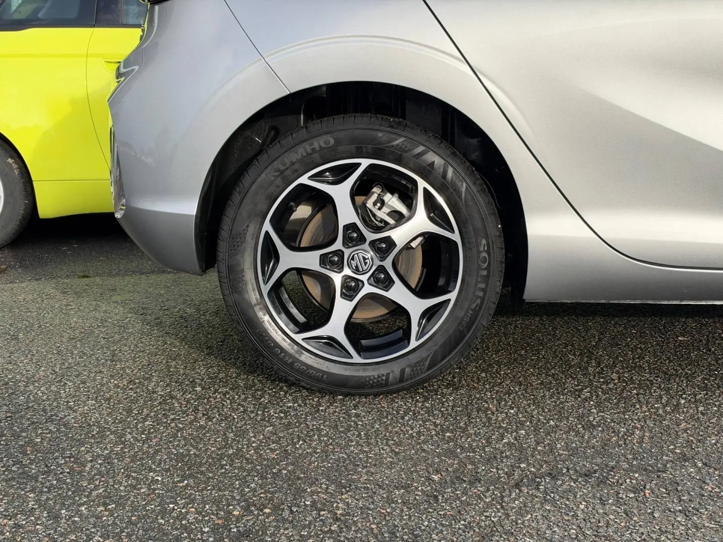Gros plan sur la roue arrière droite d’une MG3 Cosmic Silver métallisé, mettant en valeur la jante alu au design moderne.