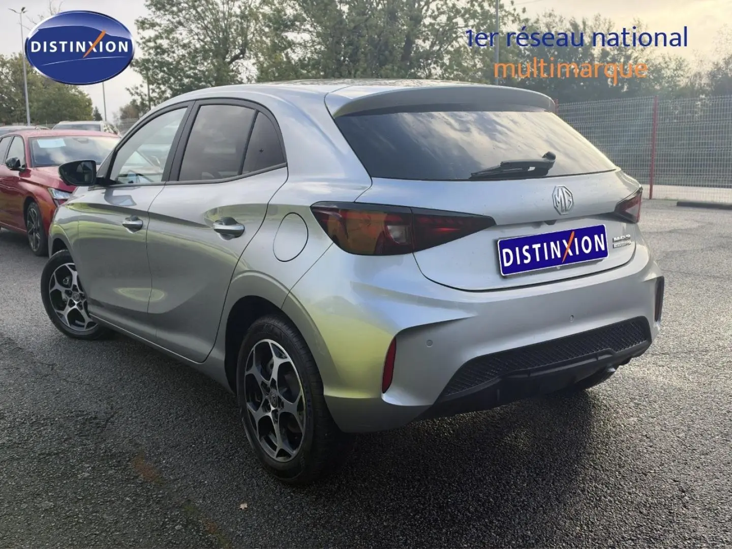 Vue 3/4 arrière droite d'une MG3 Cosmic Silver métallisé avec vitres arrière surteintées et jantes alu distinctives.