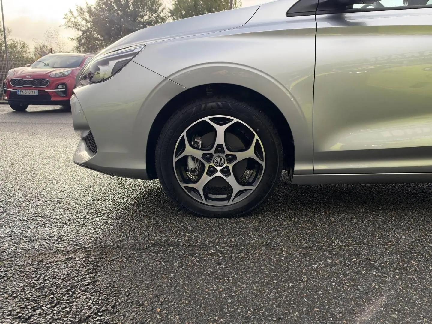 Gros plan sur la roue avant droite et l'aile d'une MG3 Cosmic Silver métallisé, avec jante alu au design distinctif.