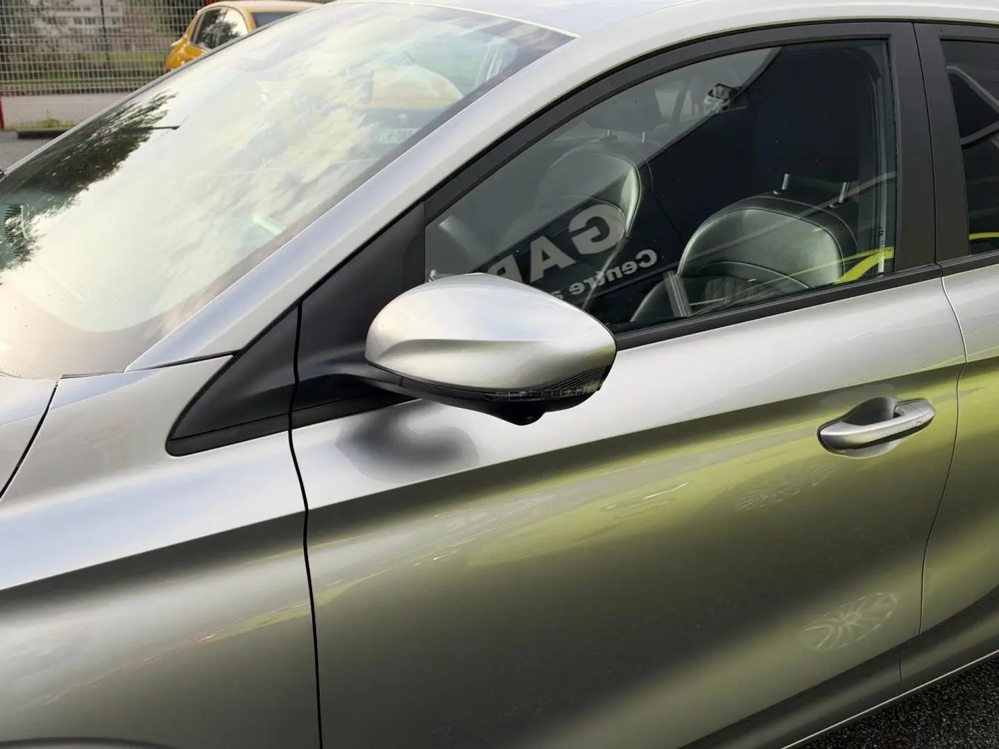Vue latérale côté gauche du MG3 1.5 Hybrid+ 195ch Luxury en Cosmic Silver métallisé, mettant en valeur la portière et le rétroviseur.