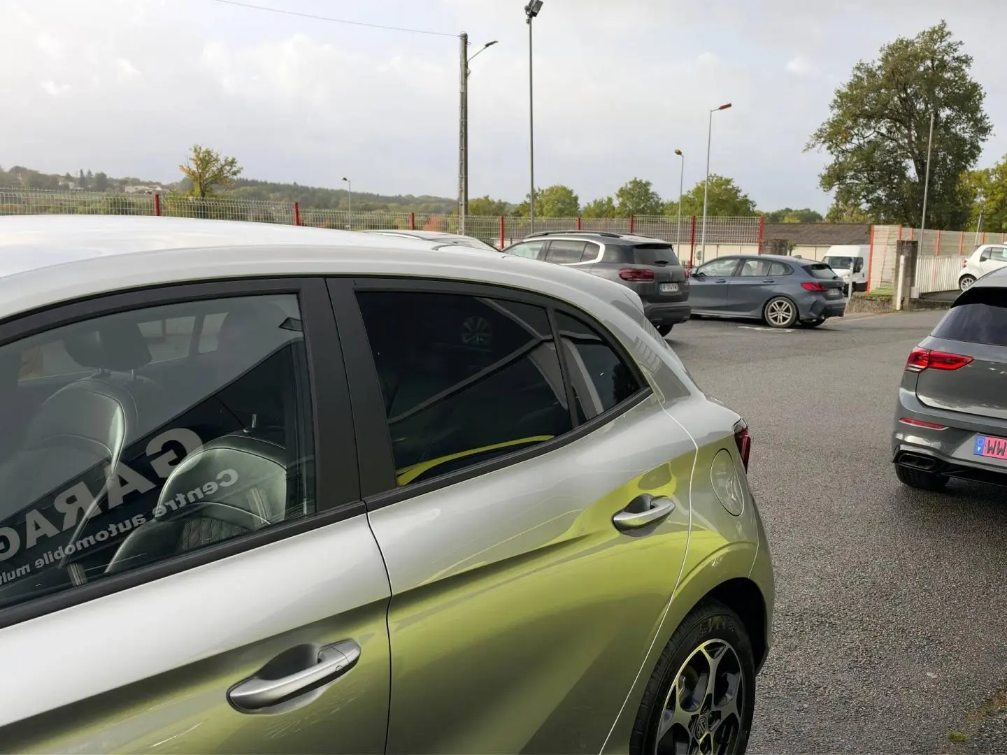 Vue côté gauche arrière du MG3 1.5 Hybrid+ 195ch Luxury en Cosmic Silver métallisé avec jantes alu stylisées.