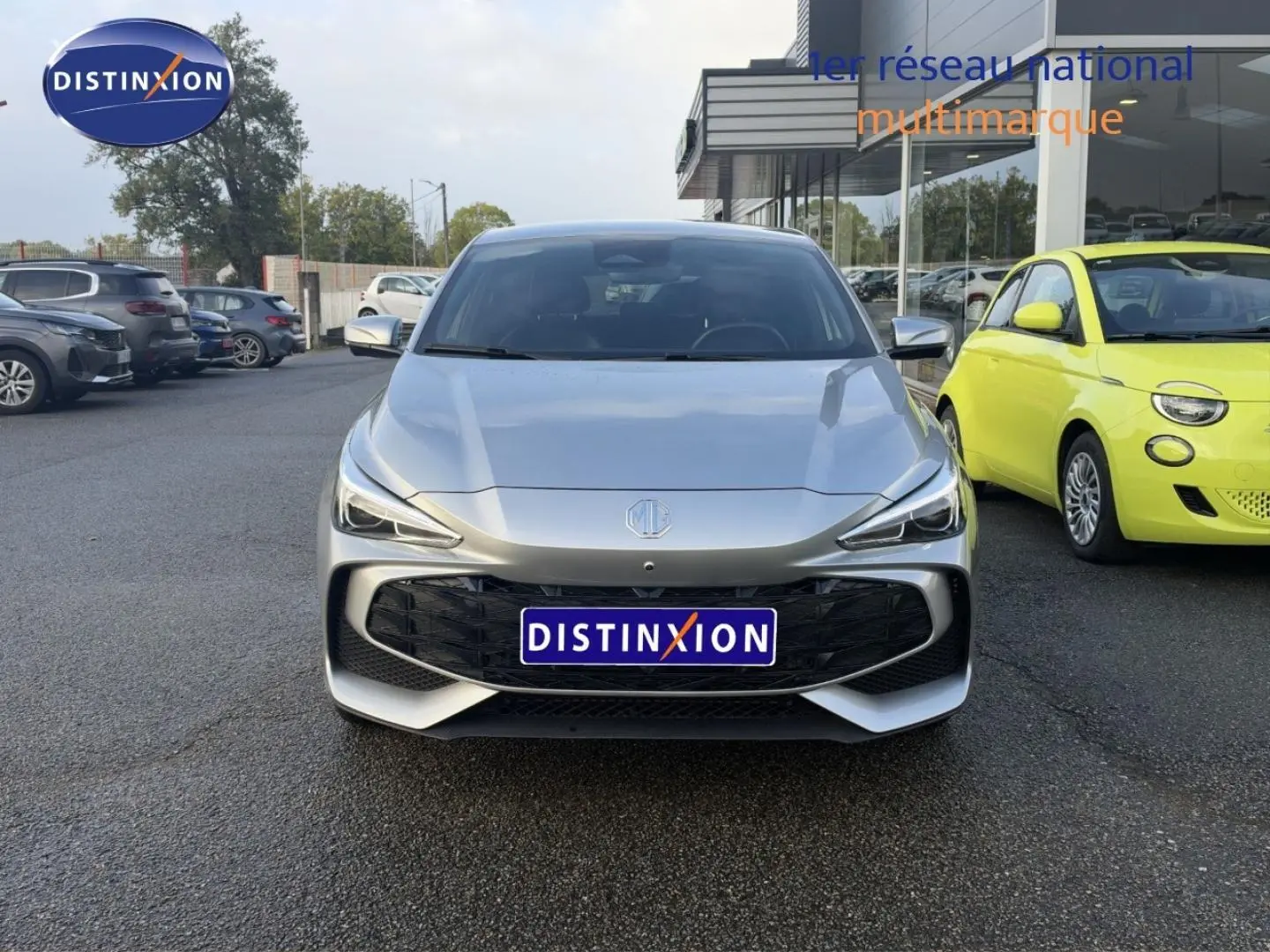 Vue avant d'une MG3 1.5 Hybrid+ 195ch Luxury en Cosmic Silver métallisé, avec calandre noire et phares LED.