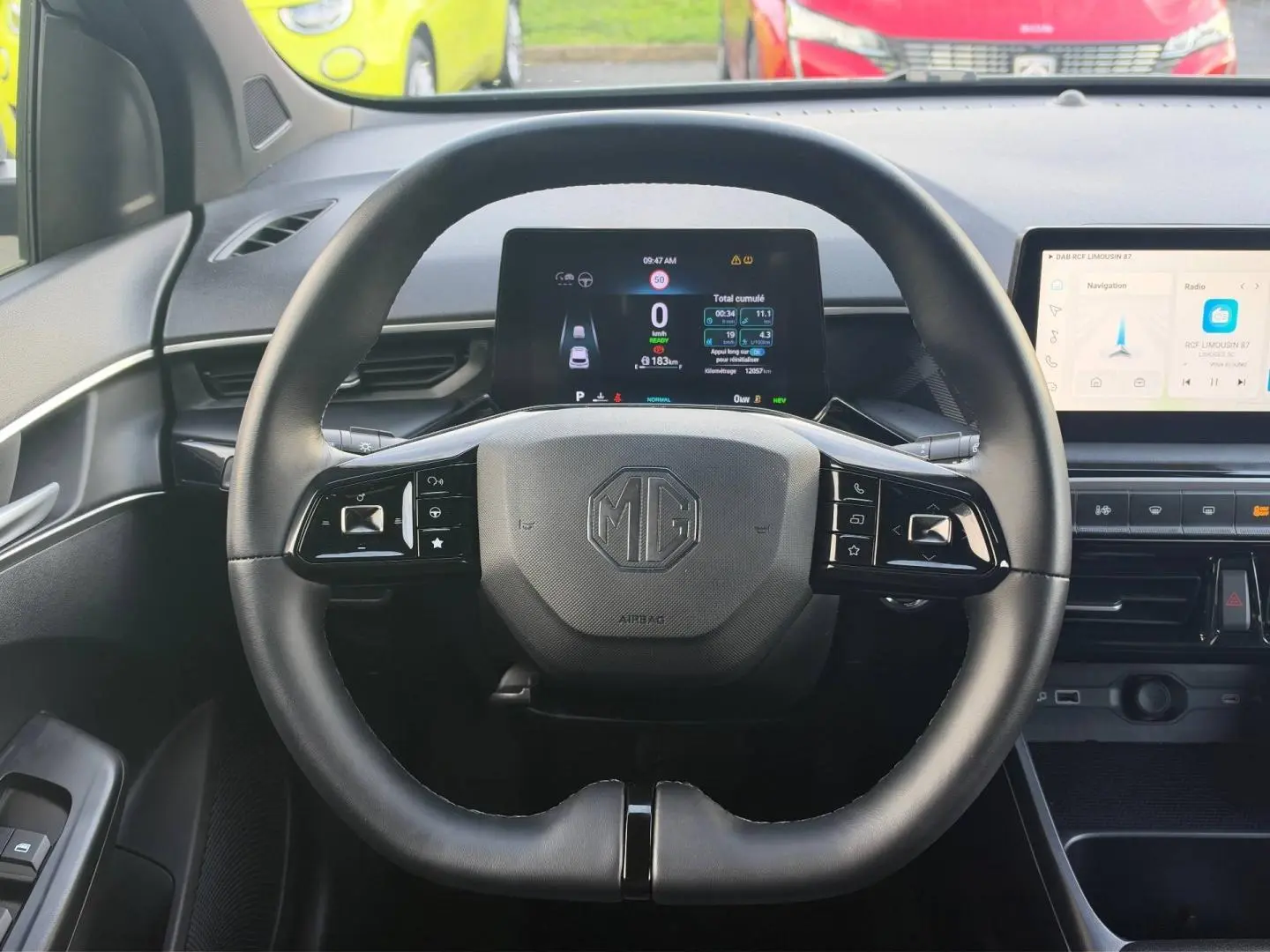 Vue intérieure centrée sur le volant cuir multifonction noir du MG3 1.5 Hybrid+ 2025 avec écran digital derrière.