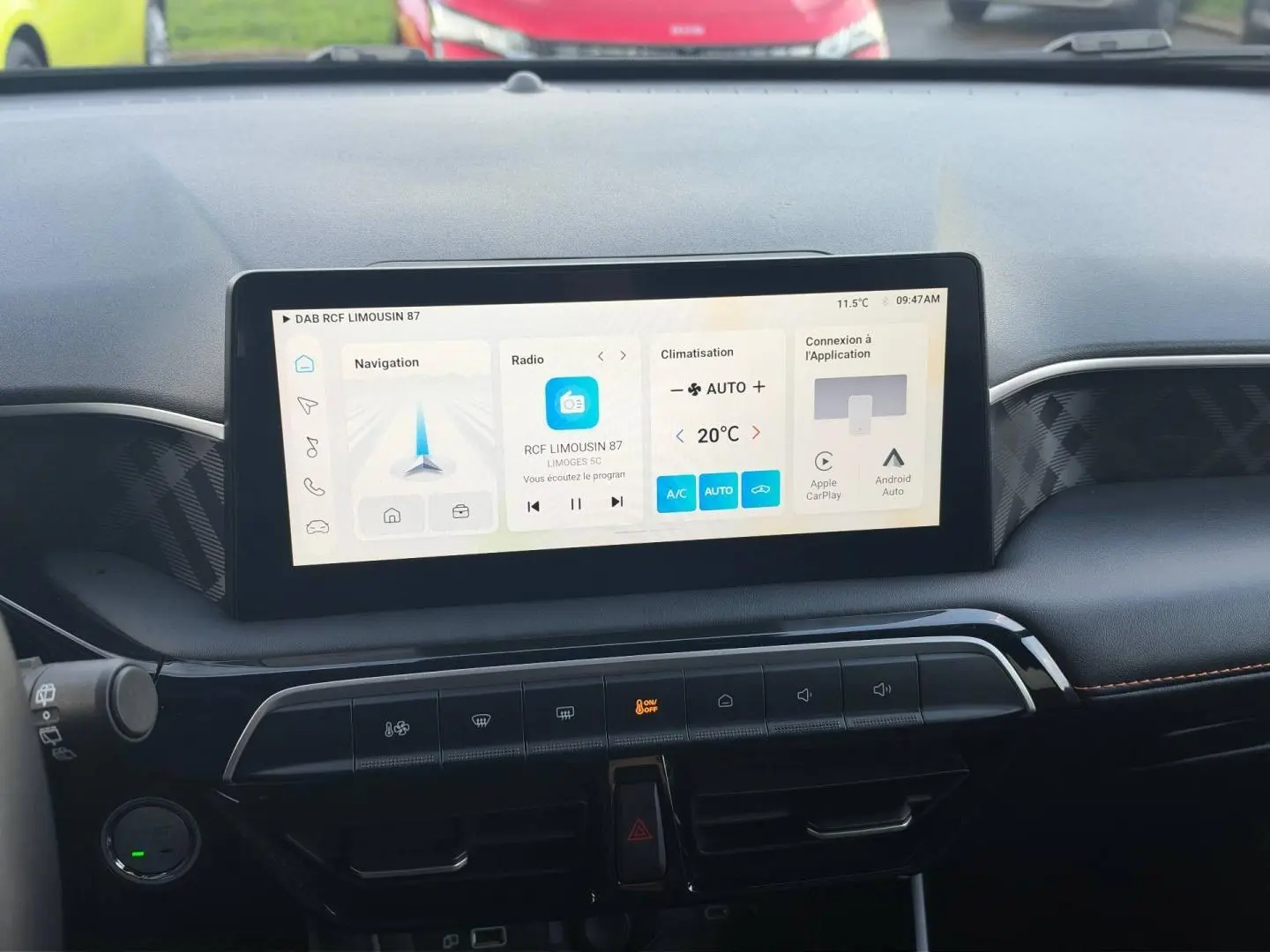 Tableau de bord du MG3 1.5 Hybrid+ 195ch Luxury 2025 avec écran tactile central affichant navigation et climatisation.