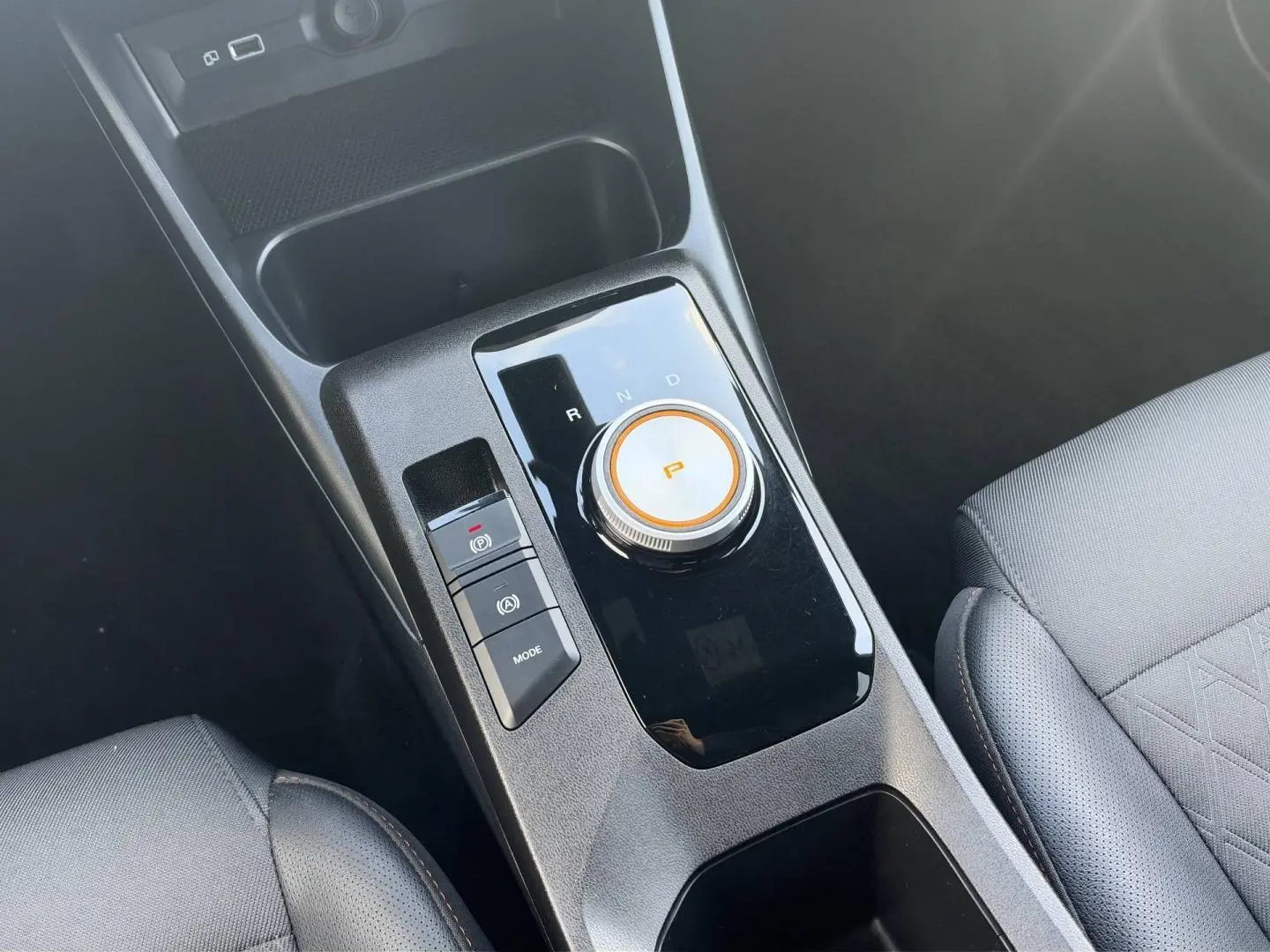 Gros plan sur la console centrale avec la molette de boîte auto et sièges en tissu noir du MG3 Cosmic Silver.