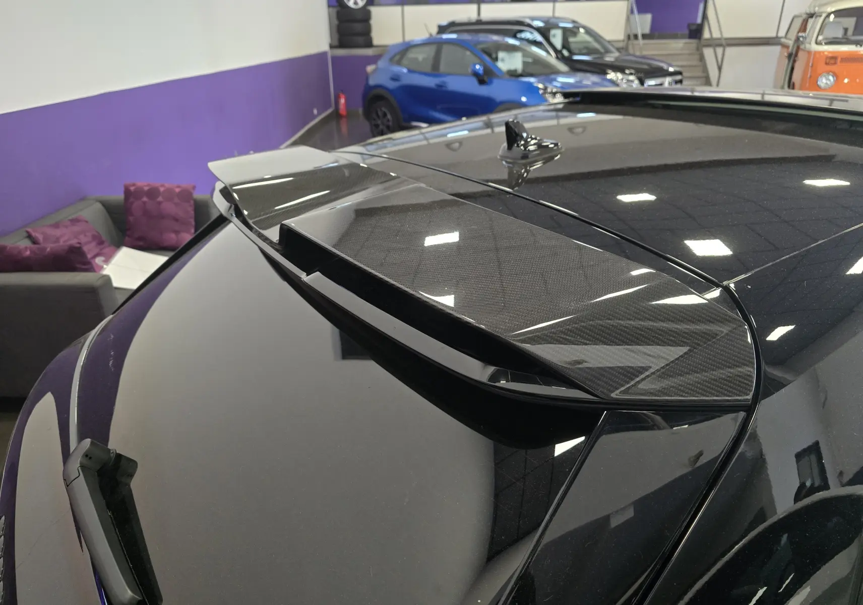 Détail de l'aileron arrière en carbone sur le toit noir brillant d'une Audi RS3 Sportback 2023 vue de dessus arrière.