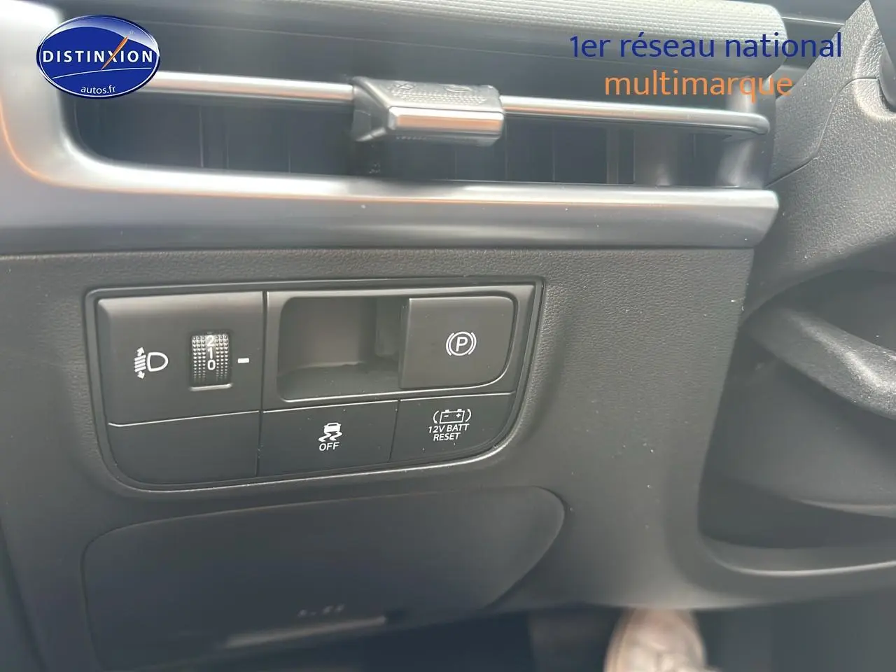 Détail des commandes côté gauche du tableau de bord du Hyundai Tucson blanc Sérénité 2025.