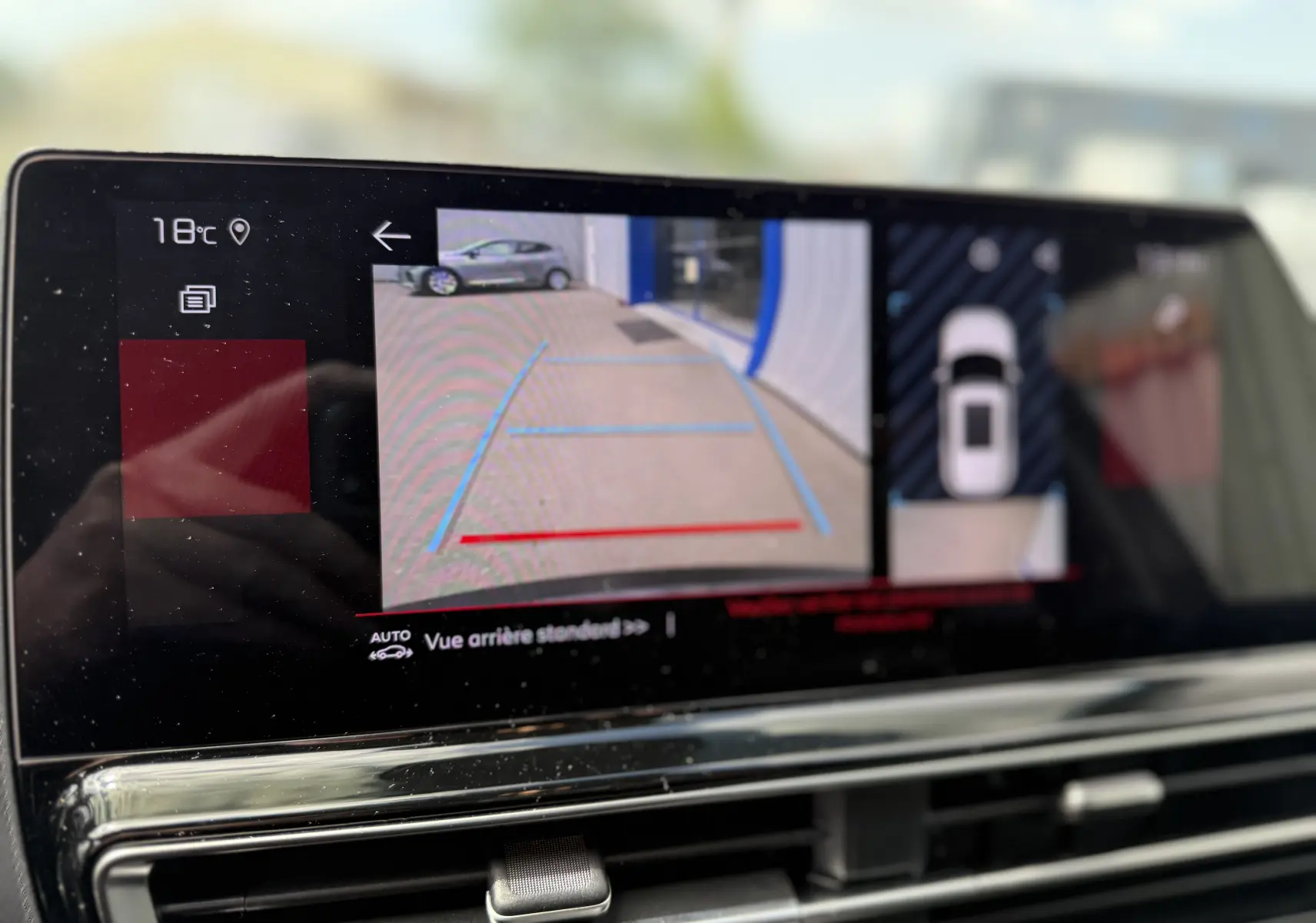 Écran tactile intérieur montrant la caméra de recul et l'affichage 360° du Citroën C5 Aircross gris platinium.