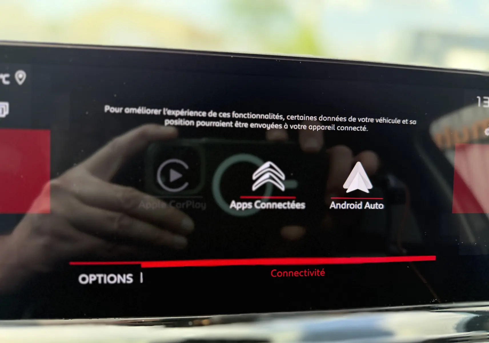 Écran tactile intérieur du Citroën C5 Aircross 2025 montrant les options Apple CarPlay, Apps Connectées et Android Auto.