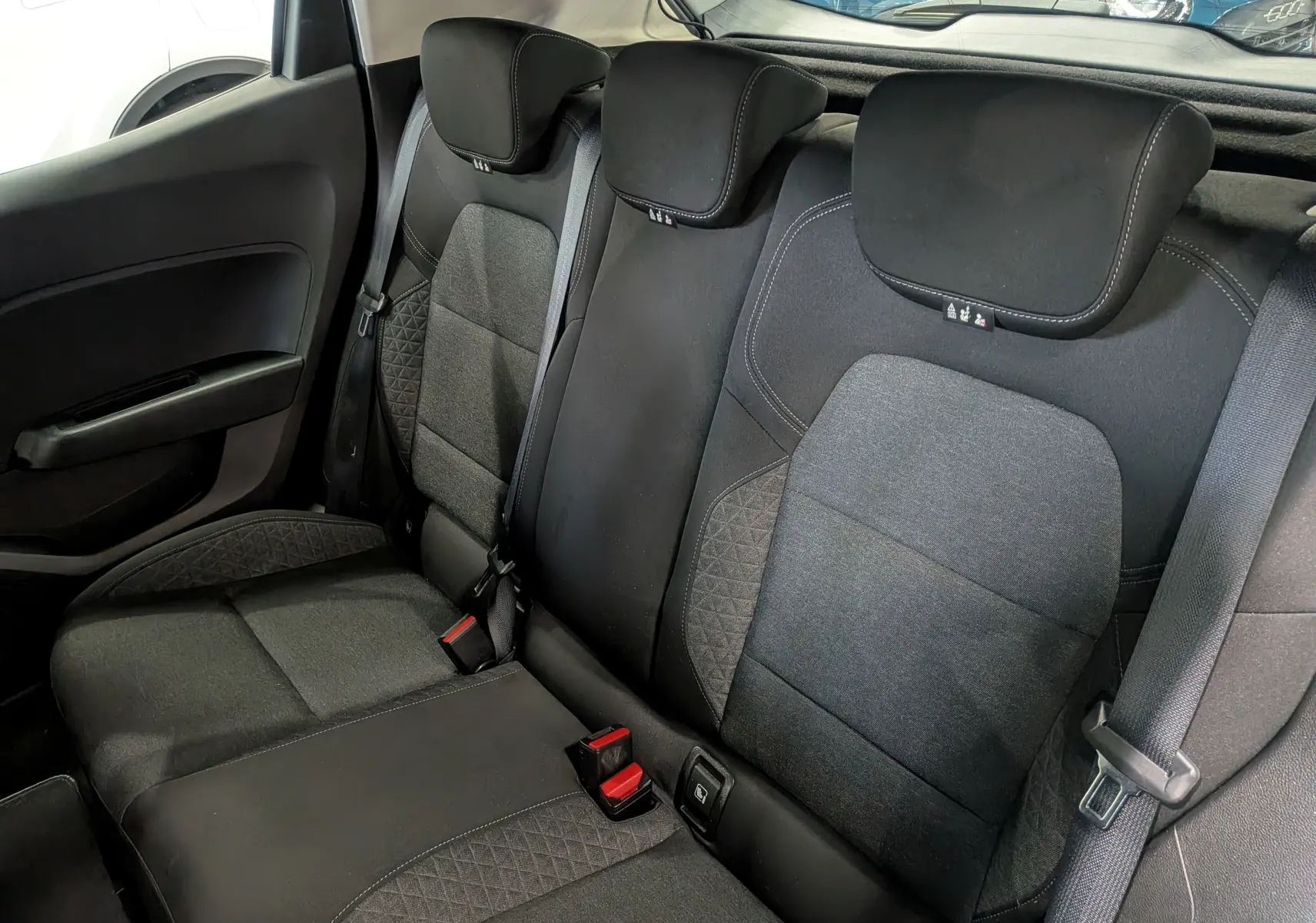 Vue intérieure arrière des sièges noirs en tissu de la Renault Clio V TCe 100 Business 2020.