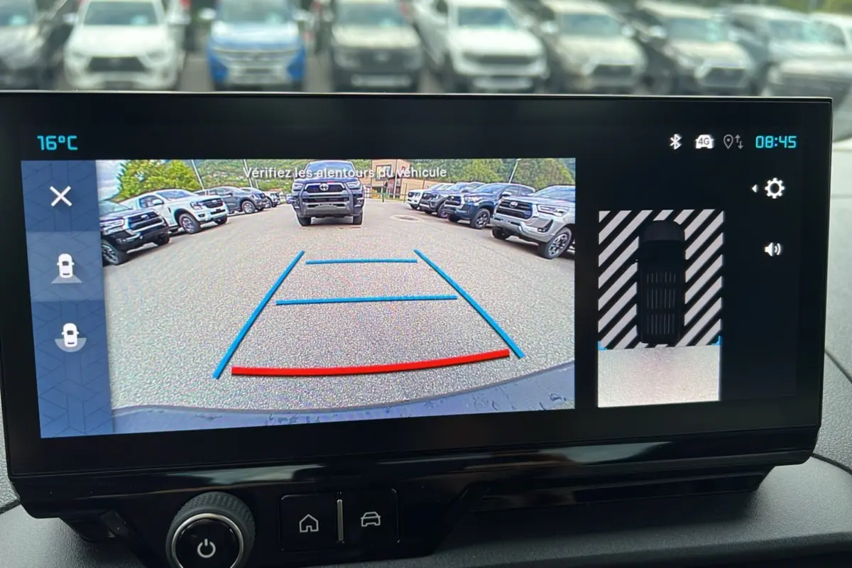 Écran de caméra de recul du Citroën Berlingo noir perla nera, affichant la vue arrière avec lignes de guidage.