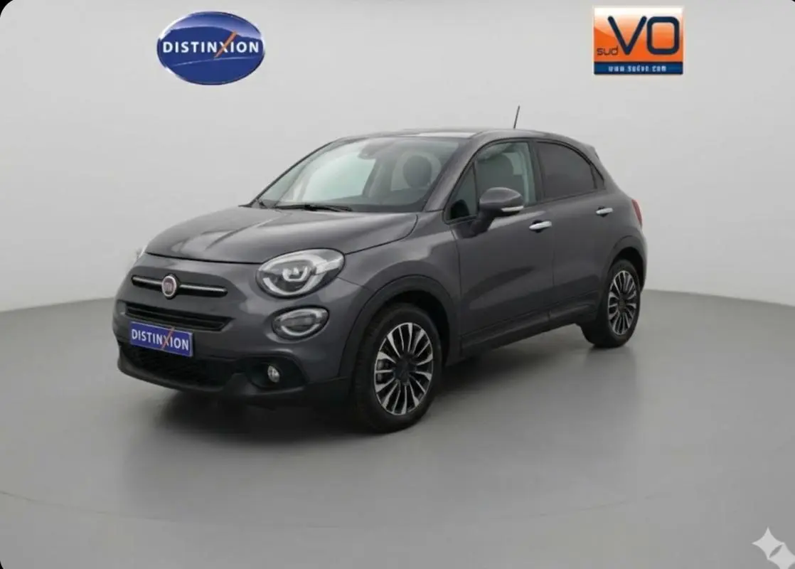 Vue 3/4 avant droit d'une FIAT 500X MY23 gris avec jantes 16 pouces et phares antibrouillard en studio.