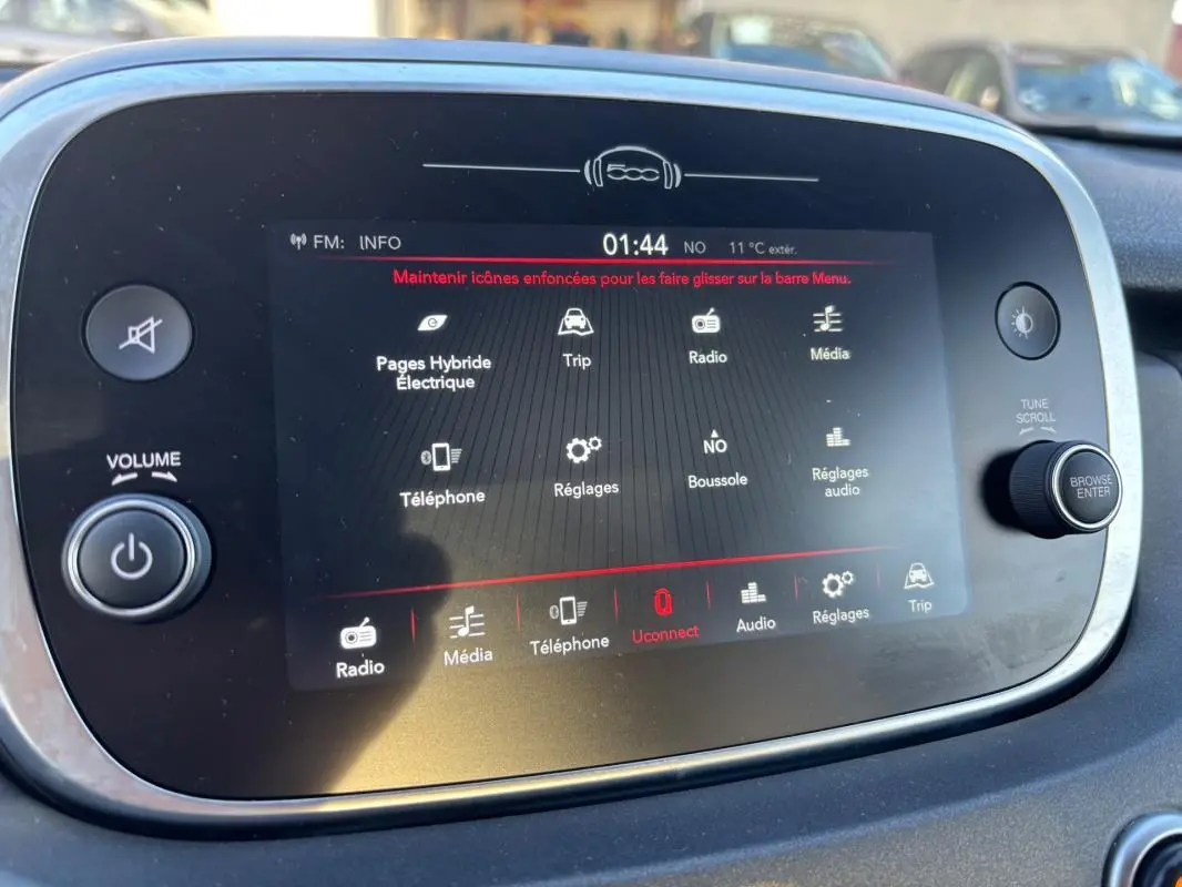 Écran tactile central du tableau de bord de la Fiat 500X gris, affichant le menu principal multimédia.