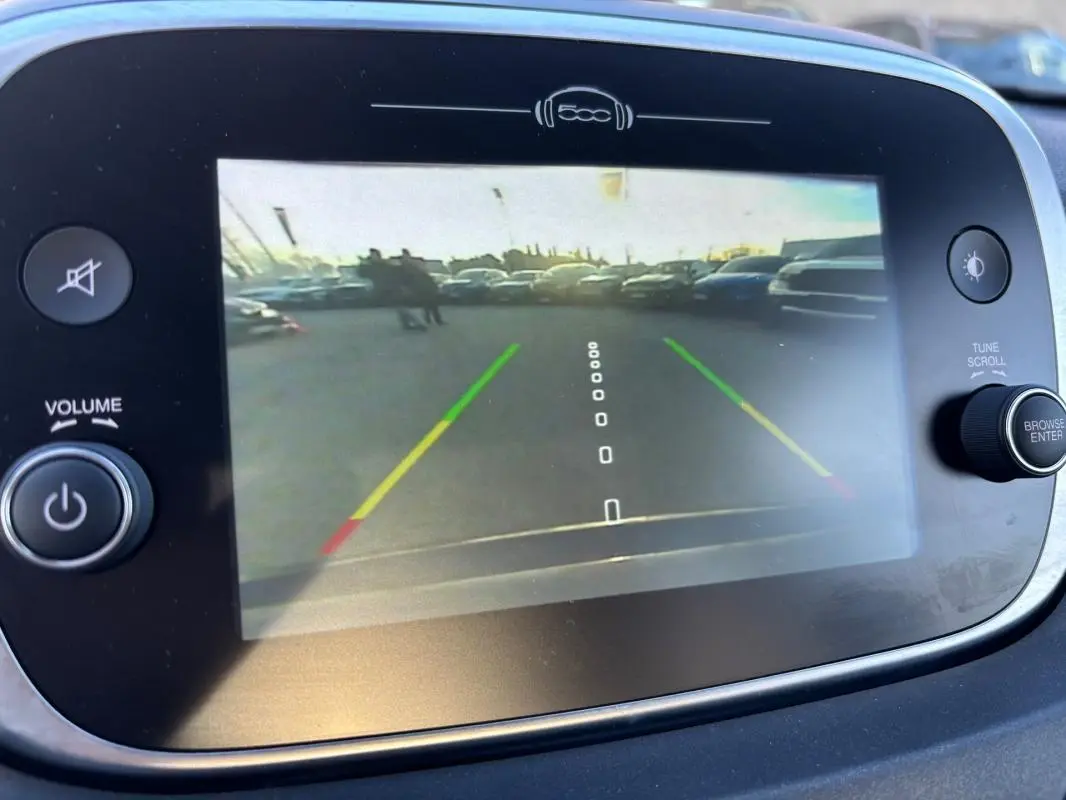 Écran central de la Fiat 500X MY23 montrant la caméra de recul avec lignes de guidage colorées.