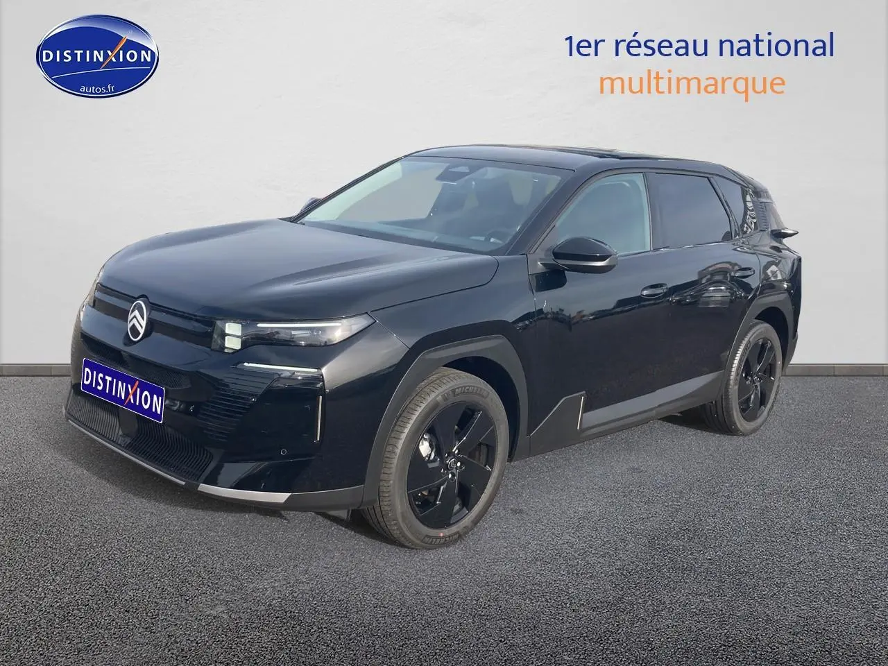 Vue 3/4 avant droite d'un Citroën C5 Aircross noir 2026 avec jantes noires et phares LED distinctifs.