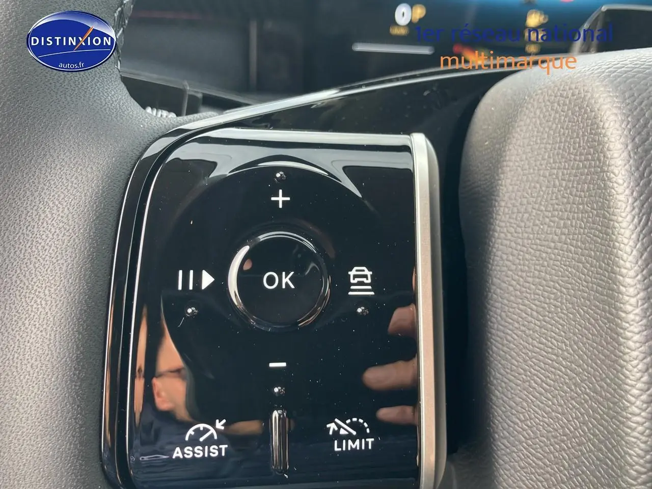 Gros plan sur les commandes au volant noir brillant du Citroën C5 Aircross hybride 2026, avec bouton OK central.